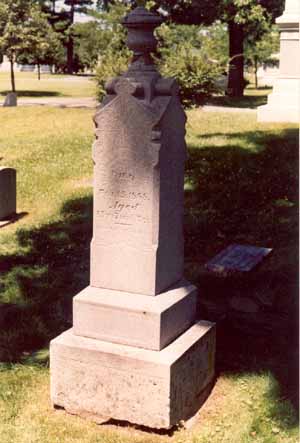 Monument gravestone of Freeman and Rebecca Richardson